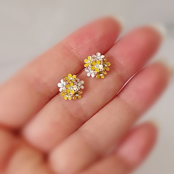 Yellow flower bouquet enamel crystals stud earrings 🆕 - Picture 6 of 8